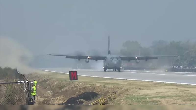 বাংলাদেশের কাছে আসামে মহাসড়কে নামল মোদিকে বহনকারী বিমান